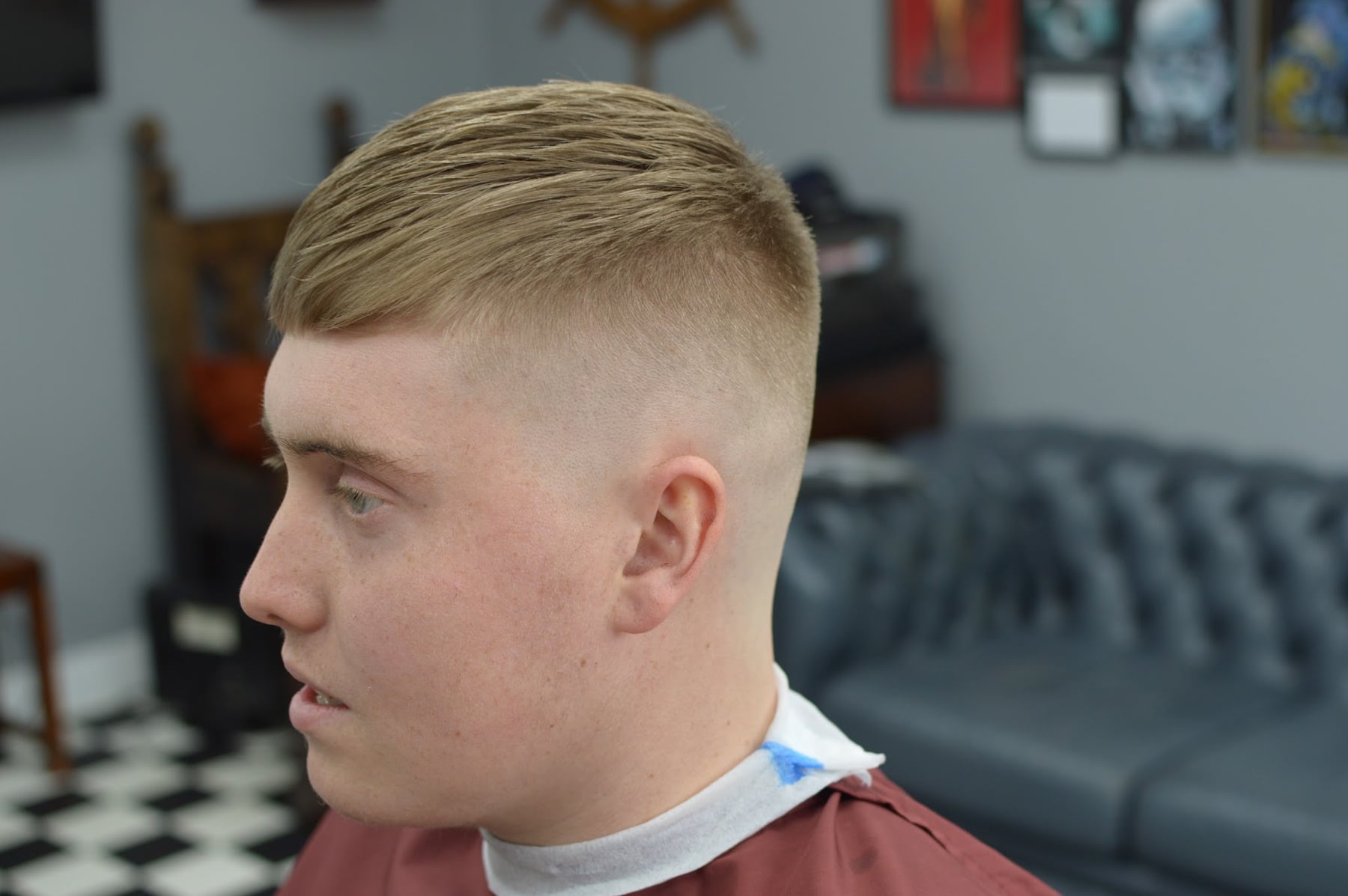 Short blond haircut with a precise finish